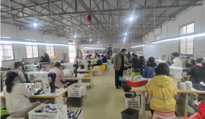 就業(yè)促增收 幫扶暖民心——富平縣人社局駐宮里鎮(zhèn)前進(jìn)村工作隊(duì)“六抓”就業(yè)模式助力鄉(xiāng)村振興